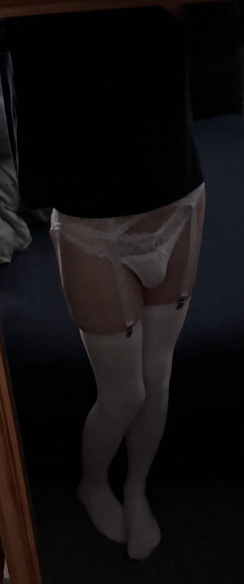 SquishyFemb0y's tweet photo. This heatwave has got me wearing anything just to cool down (｡>﹏<) https://t.co/bTvoDT566A