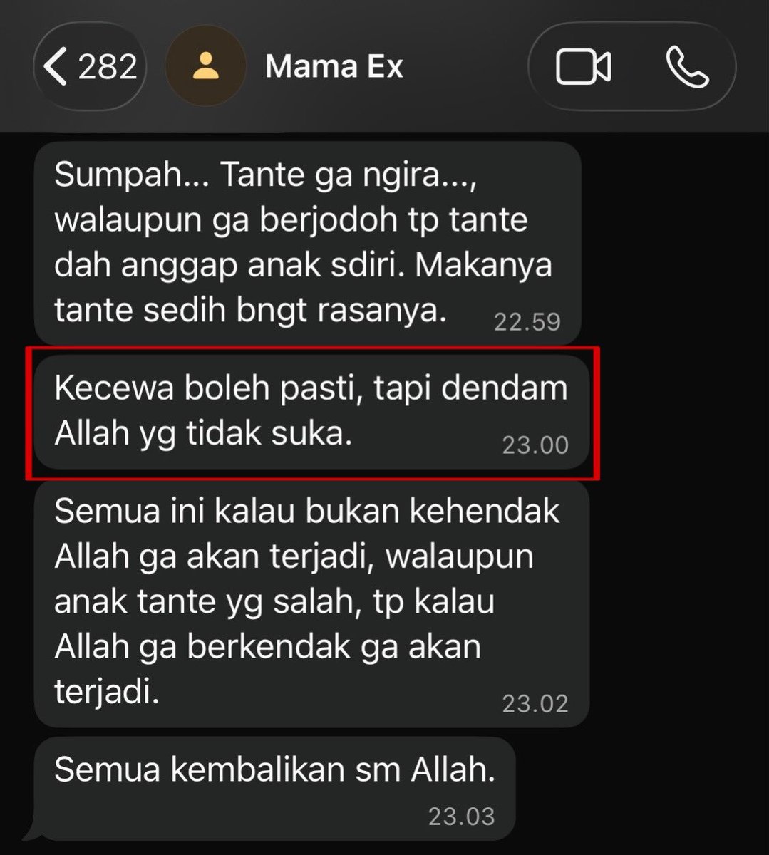 txtharihariWNI's tweet photo. Seorang perempuan baru berani buka suara enam bulan setelah pernikahannya batal H-2 minggu karena mengetahui calon pasangannya berselingkuh.

Setelah itu, ia mendapat chat dari mantan calon mertuanya

Tak disangka, ceritanya langsung viral. 
Salah satu respons yang paling mencuri perhatian ada di slide terakhir