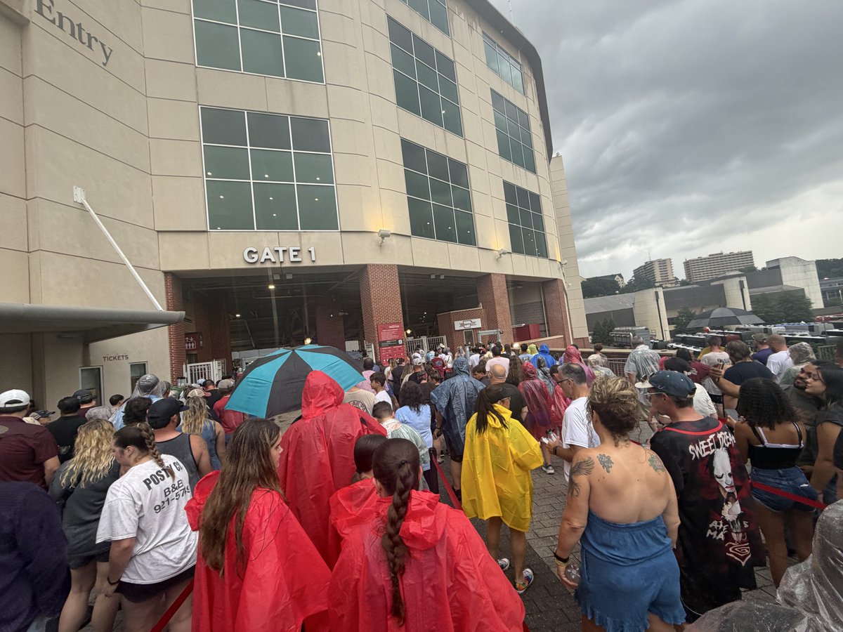 _Rahleek's tweet photo. Outside the posty and jelly con #thebigassstadiumtour #postmalone #jellyroll @JellyRoll615 hey bruh we came all the way from NYC for you https://t.co/T4r5U3DSbN