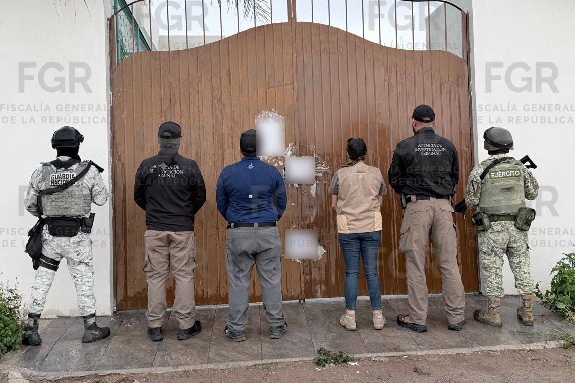 FGR_Gto's tweet photo. Derivado de una denuncia en Ventanilla de Atención de la #FGR, se cumplimentó orden de cateo por un posible delito contra la biodiversidad.
Se aseguraron dos tigres blancos, los cuales quedaron a disposición del #MPF para continuar con investigaciones. https://t.co/ezlHnFxkQT https://t.co/a0qfcxvG6r