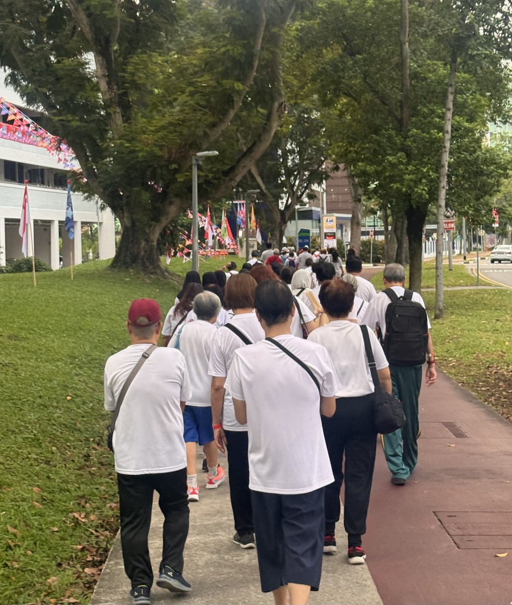 iamwenmun's tweet photo. brought the @AzukiWalkClub members out for a “walk” on a Sunday.
Community built different.
#113days https://t.co/fYj2y2BPRY