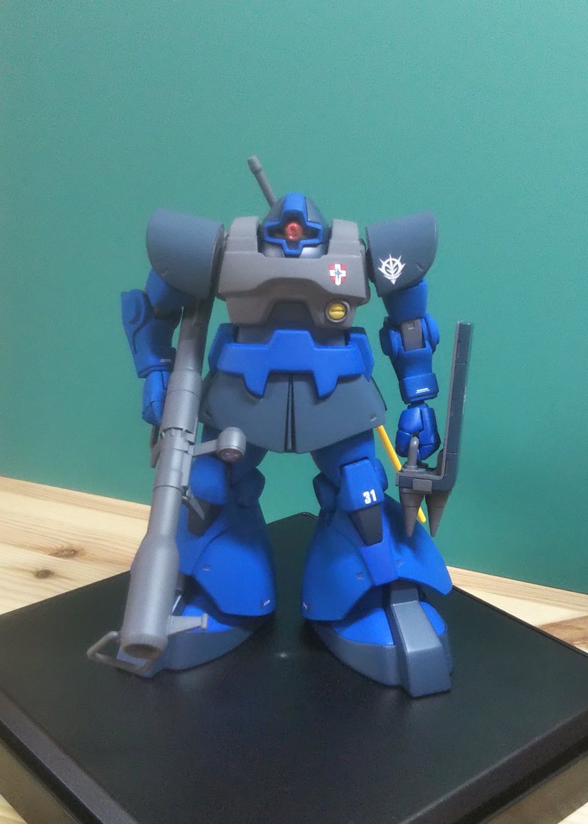 maki6ma2a's tweet photo. HGUC 1/144 ドム 武器を持たせて完成しました

ジャイアント・バズのスコープもモノアイ同様にウェーブのH・アイズ1［ピンク］を使っています

#ガンプラ https://t.co/n7viX5r7VV
