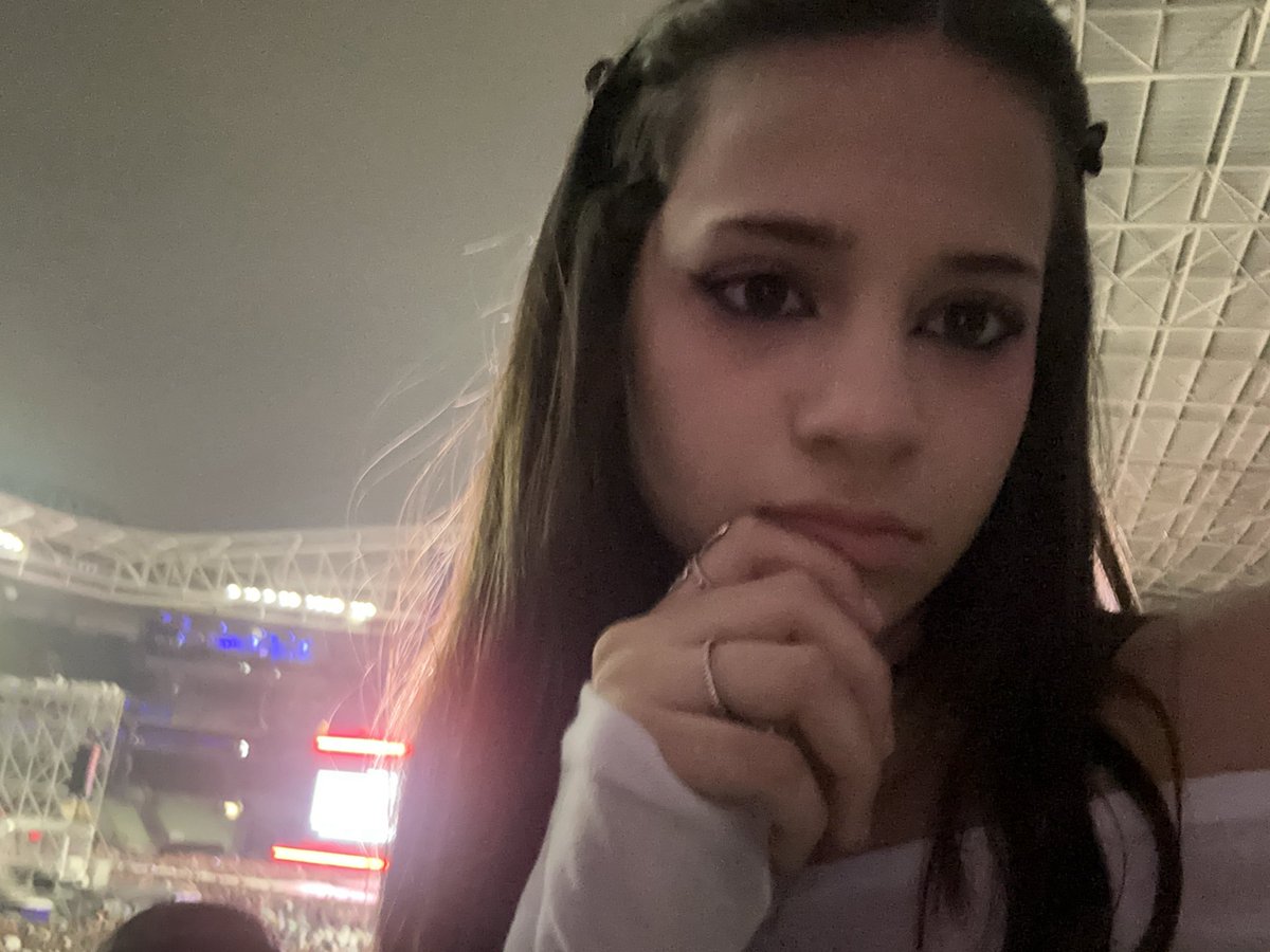 izzylemonsquezy's tweet photo. servindo face card no show do enha 🔥🔥 https://t.co/X8ie6ebrHk
