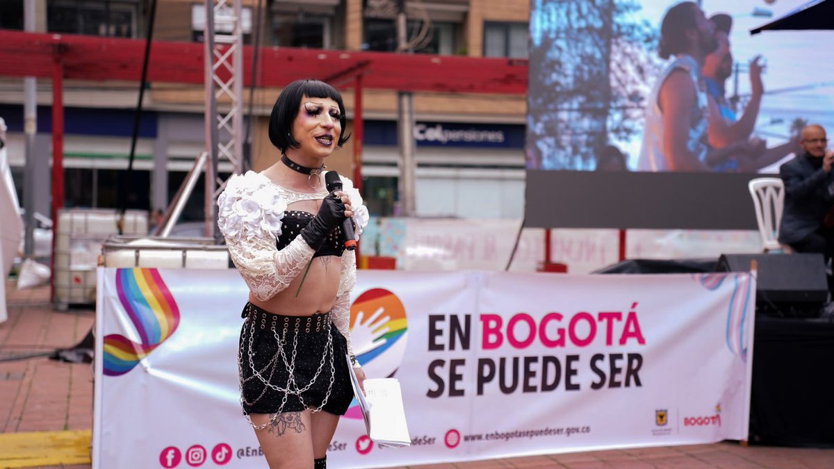 SePuedeSer's tweet photo. 🏳️‍🌈 Seguimos construyendo una ciudad donde la diversidad se celebra, los derechos se defienden y avanzamos #NiUnPasoAtrás.

#FestivalPorLaIgualdad #EnBogotáSePuedeSer #DistritoDiverso #BogotáMiCiudadMiCas https://t.co/NlSZA4MmJS