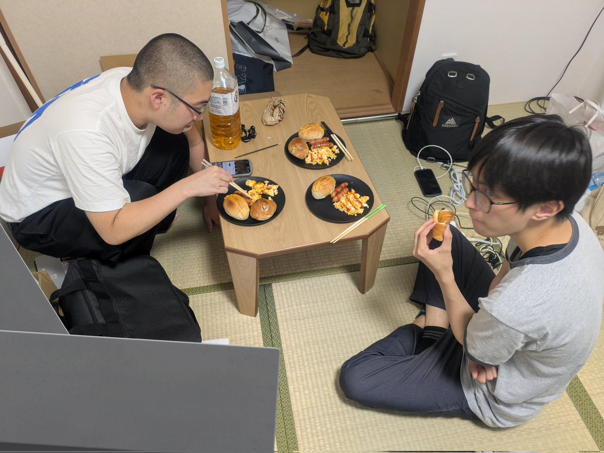 gj4351der's tweet photo. 昨晩の彼らとは打って変わって今朝の彼らは非常に静か https://t.co/Ry7MN6Fhem