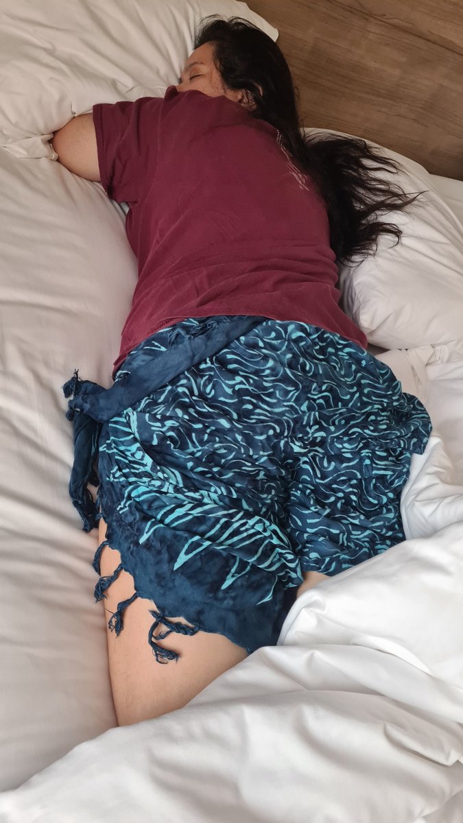 Inarawrny's tweet photo. Tido sebilik dengan office husband be like. Kalau abang bangun pagi morning wood nampak wife orang macam ni abang buat apa? 💋 Repost untuk santapan abang 😝 https://t.co/BlcLlbC6Np