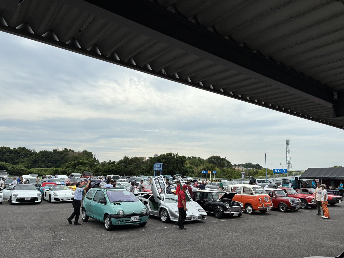 tomaral's tweet photo. Cars and Coffeeに来ました☕️
今日は涼しめで過ごしやすい https://t.co/iakz9g9ehv