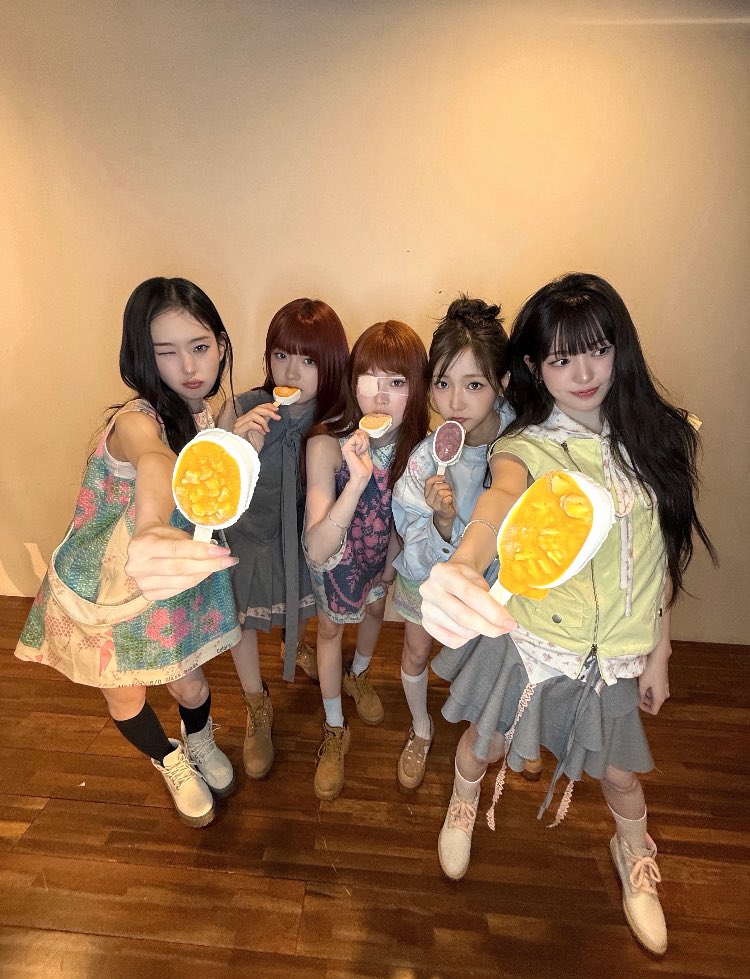 gumcats's tweet photo. saw that kiiikiii recently wore pieces from this collection, it looks so cute on them https://t.co/s0BqkAdl2p