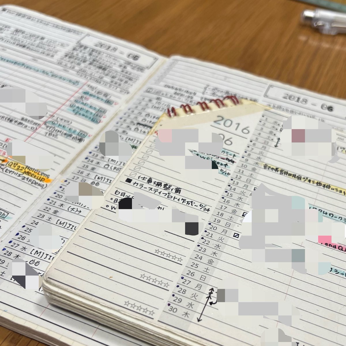 p_1lab's tweet photo. ワガママ盛り盛りでつくってもらった
「A5 6穴バインダー」

こだわり⑤
中身は自作のリフィル
それまでノートに貼っていましたが、「遡りにくいなー」「先を管理しにくいなー」から、システム手帳運用になりました

＼7月12日は #手帳夏祭り です／

錦糸町のすみだ産業会館でたのしみましょー https://t.co/uIek8GzOhF