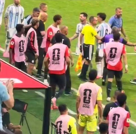 arielipillo's tweet photo. Hossam Hassan, entrenador de Egipto, sobre Lionel Messi: 

"Messi es extremadamente provocador, no sé por qué vino a nuestra área técnica mientras protestábamos contra el arbitraje. 

Ellos (los jugadores de Argentina) entraron al campo con mucha frialdad, aprovechando las oportunidades que les brindaron algunas decisiones arbitrales, y era evidente que intentaban crear una situación de provocación y presión psicológica sobre nuestro cuerpo técnico y nuestros jugadores. 

Lo que llamó la atención es que fueron los miembros del cuerpo técnico de Argentina quienes se acercaron a nuestra área técnica, y no al revés, y el objetivo era claro: provocar reacciones de nuestro cuerpo técnico y jugadores." Vía:
@meta
