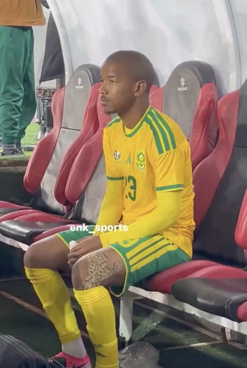 MiskinTV_'s tweet photo. Selamay Jalan JAYDEN ADAMS 🥀

Dugaan depresi berat kini menyelimuti kabar duka dari dunia sepak bola atas berpulangnya Jayden Adams, gelandang berusia 25 tahun asal Afrika Selatan. Menyusul kabar tersebut, ingatan publik kembali tertuju pada momen Piala Dunia 2026 melalui dua rekaman video lama yang viral di media sosial.

​Pada klip pertama, Adams tertangkap kamera duduk termenung di bangku cadangan dengan raut wajah penuh kecemasan. 

Sementara pada klip kedua, ia justru mengasingkan diri di sudut ruang ganti saat rekan-rekan setimnya tengah bersukacita merayakan kelolosan ke babak gugur.

​Sekembalinya dari Amerika Serikat, pemain berbakat ini ditemukan tak bernyawa di kediamannya di Cape Town. 

Meski spekulasi yang beredar mengarah pada dugaan bunuh diri, pihak kepolisian hingga kini masih melakukan penyelidikan mendalam dan belum merilis pernyataan resmi terkait penyebab pasti kematiannya.