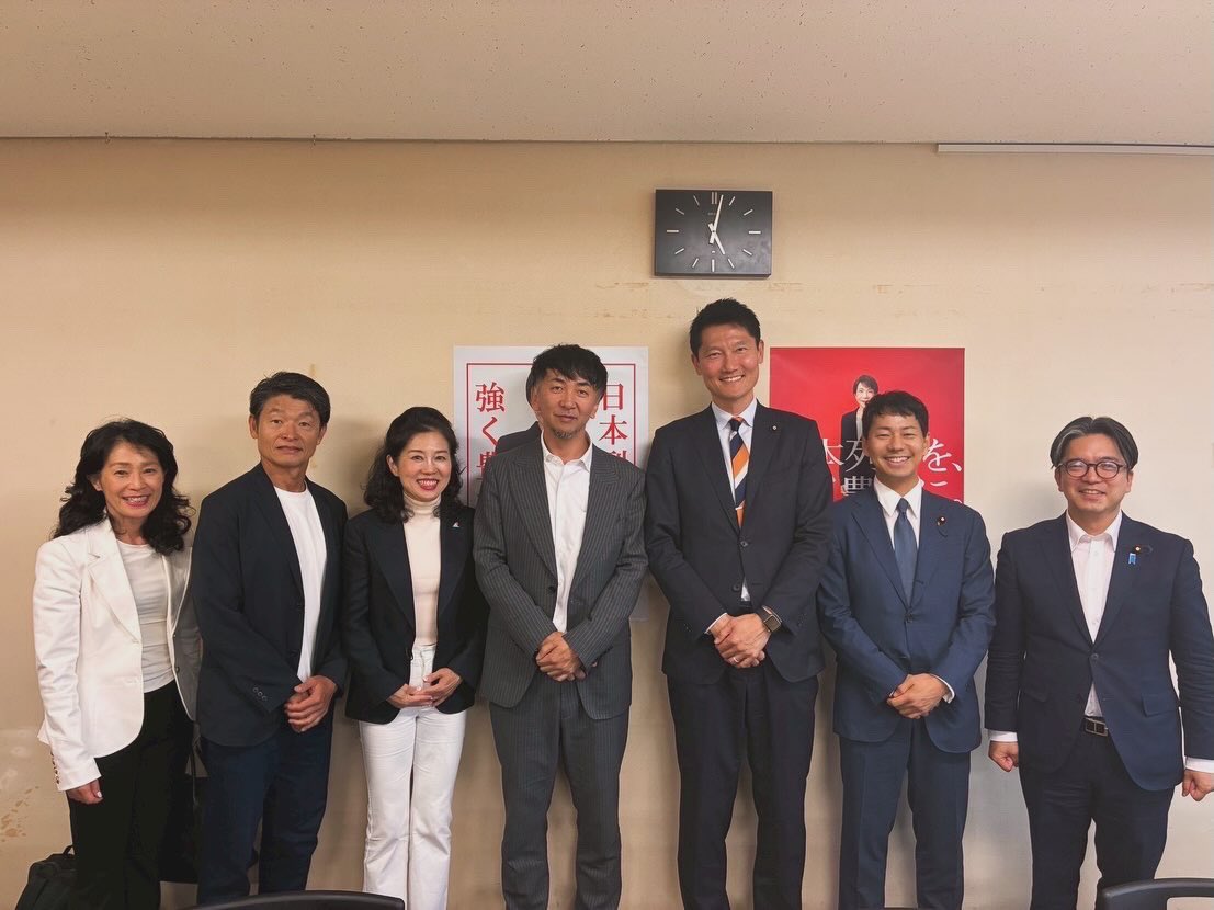 SakonYamamoto's tweet photo. おはようございます。
世界中で大ブームの「ピックルボール」を豊橋で初体験！！

先日、自民党スポーツ立国調査会・スポーツビジネス小委員会にて、日本ピックルボール連盟のリオダン理事長から��話を伺い、関心を寄せていた「ピックルボール」。

ちょうど岩田運動公園夜店にて体験会が開催されていたため、飛び入りで参加させていただきました🏓
実際にパドルを握ってみると、テニスのような卓球のような感覚で、初めてでもスッと楽しめます。

豊橋ピックルボールサークルも昨年立ち上がったそうで、豊橋での普及の波が着実に広がっているのを感じました！
またピックルボールについてお話を伺うこともできました。
今回の体験を活かし、豊橋からスポーツを通じた健康で活力ある街づくりをさらに進めていきます！

＃ピックルボール ＃豊橋 ＃岩田運動公園 ＃スポーツビジネス ＃スポーツ立国調査会 ＃生涯スポーツ