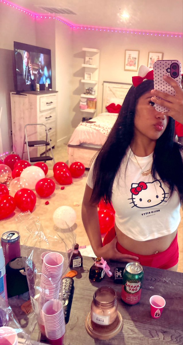 janedoee202's tweet photo. hello kitty partyyy https://t.co/CgUvifcHVa