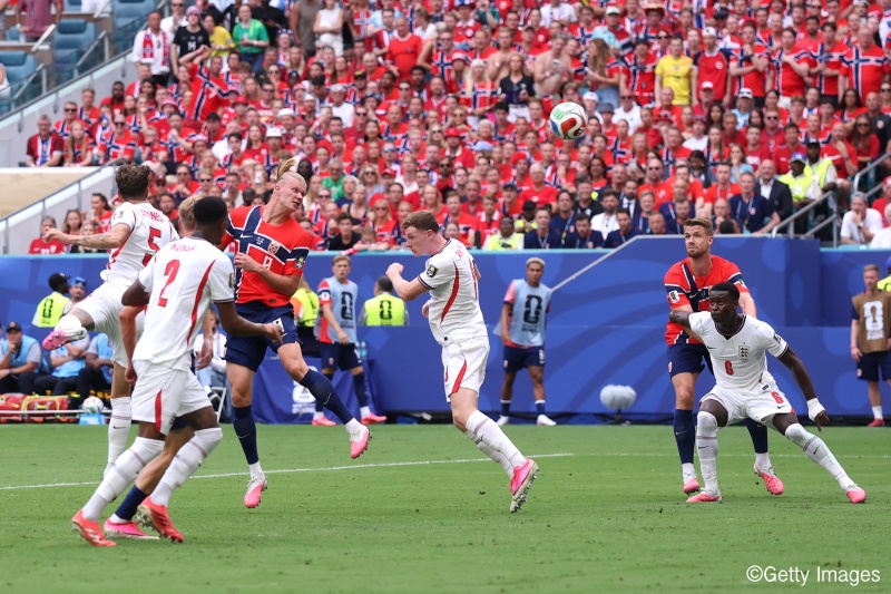 SoccerKingJP's tweet photo. 🇳🇴試合結果🏴󠁧󠁢󠁥󠁮󠁧󠁿
イングランドが準決勝進出！　ベリンガム2発で逆転勝利…ノルウェーの28年ぶりW杯は8強で幕
https://t.co/UsDYTWSDy8

🗣️編集部より
「延長戦を制したイングランドが2大会ぶりの4強進出。シェルデルップにゴラッソを叩き込まれましたが、ベリンガムの2ゴールで逆転しました」 https://t.co/sAkt1pBMqC
