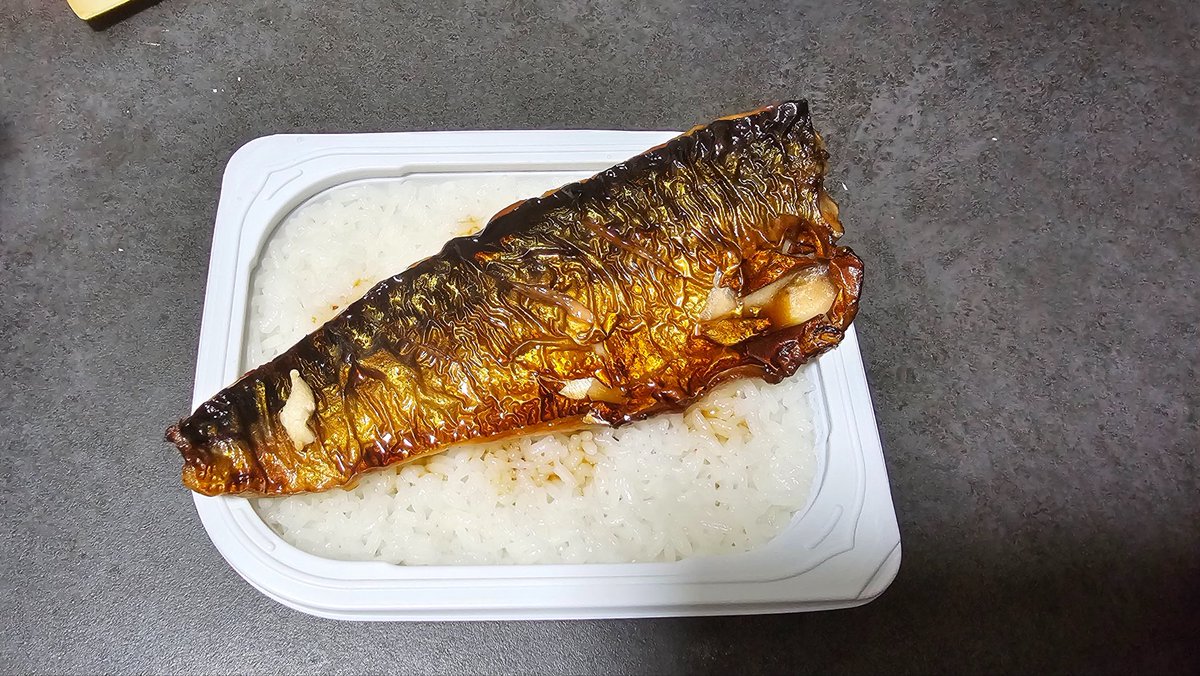 ShinjukuSokai's tweet photo. 全然違うの作ってきた。舐めやがって。
甘酢おろし焼きサバ丼はどこに行ったんだ。
だが、生きる事にはしたんだろ？
それならまあいいぜ。
グッドラックウィズユアライフ。 https://t.co/bvrwqzHnuX