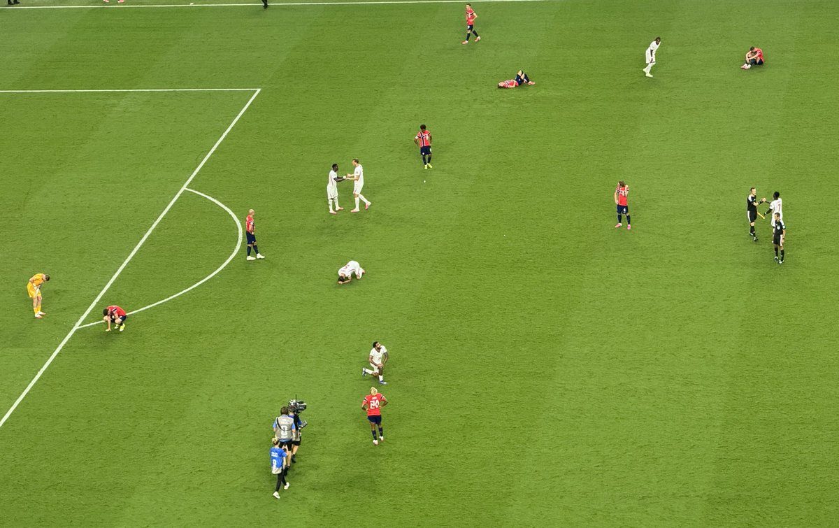 henrywinter's tweet photo. England players gave everything. Jude Bellingham immense. England through to the semi-final of the World Cup. Dare to dream. https://t.co/o3wywCczG7