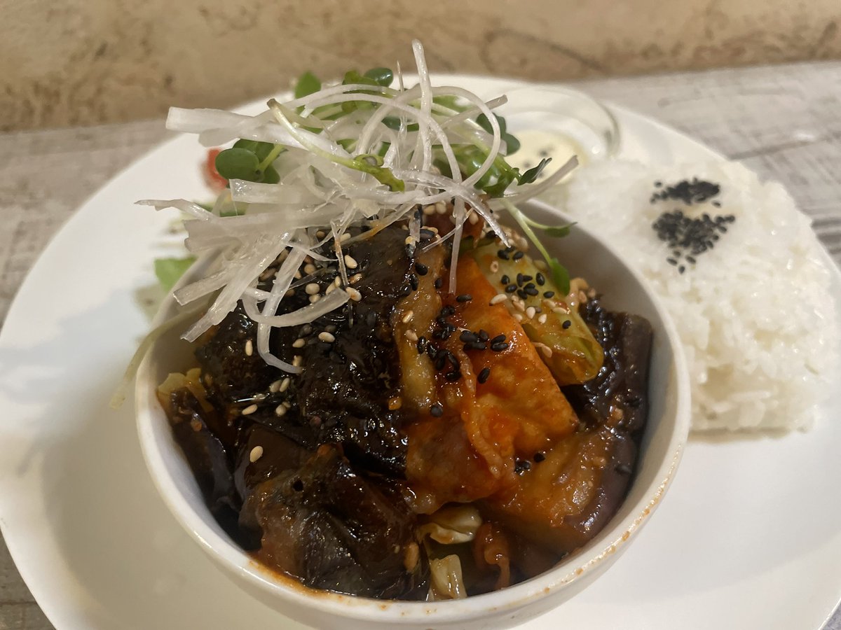 crydderi's tweet photo. 7/12（sun）【カフェ部よりお知らせです】
今日の日替わりランチは「ナスと豚肉のピリ辛味噌炒めのプレート」
カレーは「ふわふわ豆腐と筍のカレー」
ケーキは「ミックスベリーのチーズケーキ/アールグレイと香りスパイスのケーキ」です。
（lunch time 11：30～14：00）

#クーデリーカフェ 
#空堀 https://t.co/Zi8oLvunQ1