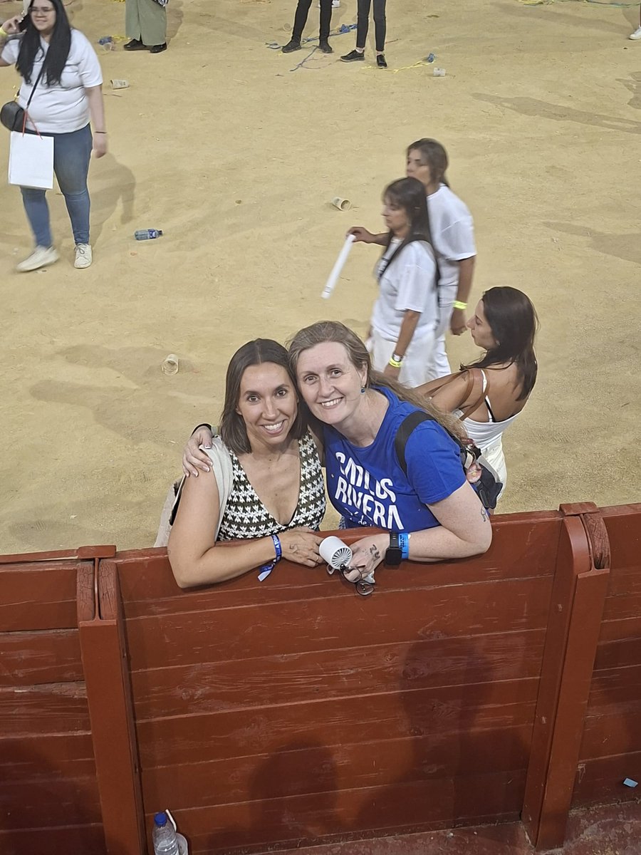 veroverusky's tweet photo. Con esa resaca que dejas despues de uno de tus conciertos @_CarlosRivera  , pero no por mucho, en Murcia nos vemos, prepara ese mezcal a ver si se da brindar juntos 🥂 https://t.co/w7UiOLzLqL