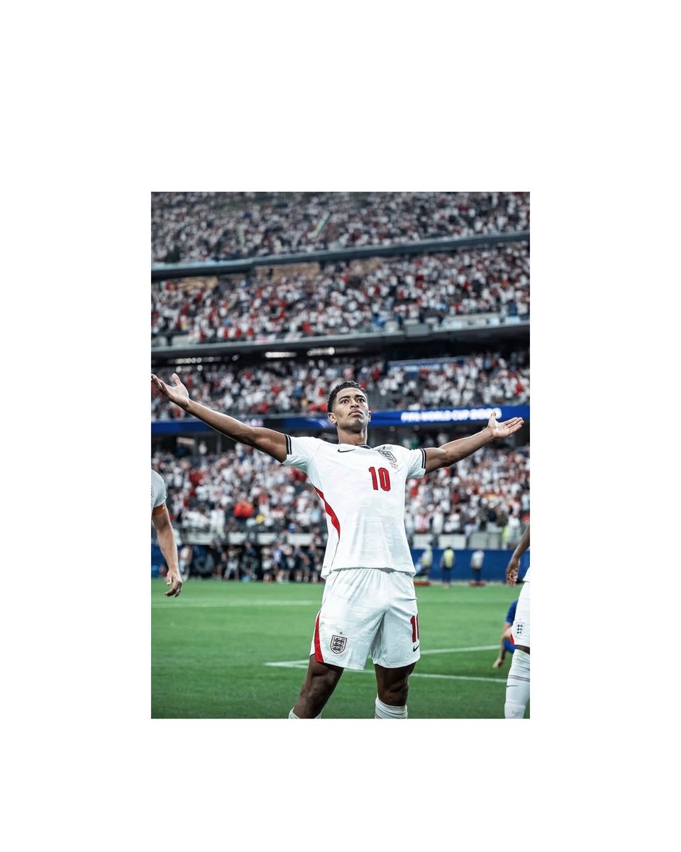 luisfernanfilho's tweet photo. Jude Bellingham. o peso do mundo nos Ombros. 

protagonista, líder e resiliente. 

é a versão mais adulta e madura de Bellingham na carreira e, pasmem, sendo exposta no maior palco do futebol: a copa do mundo.

protagonismo sem contaminar o coletivo, pelo contrário, puxando a responsabilidade de unir o grupo dentro de campo. 

técnica, garra e disciplina tática.

líder em sua essência, sem Síndrome de Protagonista.

brilhando porque tem que brilhar, porque o campo diz e assim permite.

se havia dúvidas do Bellingham- como peça fundamental da Inglaterra- antes do início da copa. . .

agora, o debate é se Jude merecerá ou não o prêmio de melhor jogador do torneio. 

está entre os Grandes, onde só quem é Protagonista merece estar.