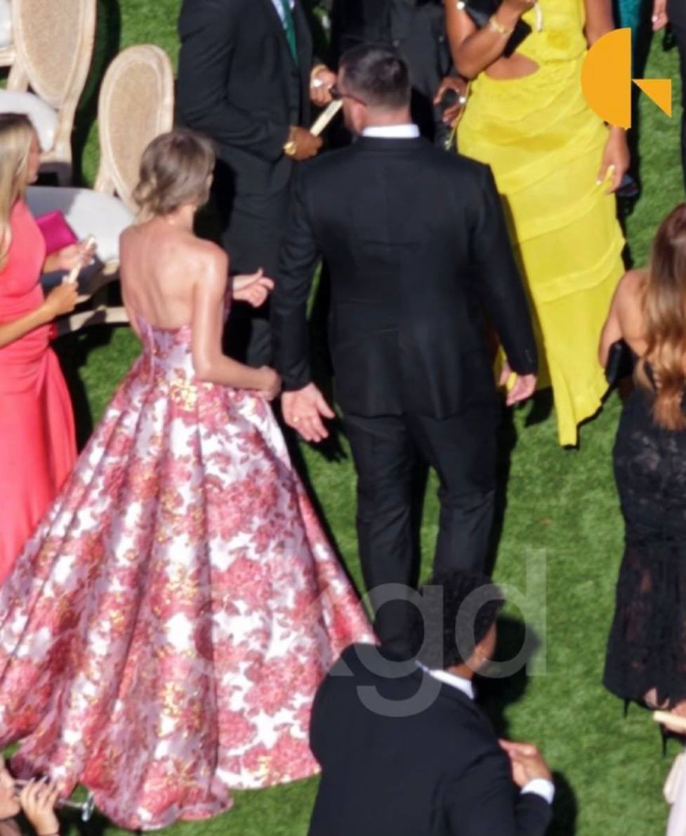 venusopalite13's tweet photo. Travis Kelce versão CASADO está um sabor mto delicioso parabéns pelo marido Taylor Swift tu arrasa ✊🏻 https://t.co/3fOOalnd6O