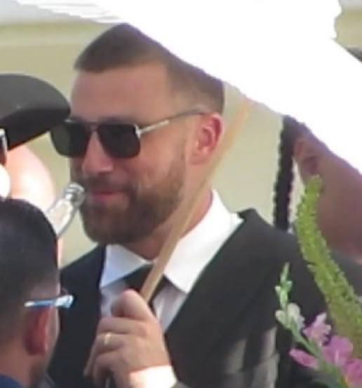 venusopalite13's tweet photo. Travis Kelce versão CASADO está um sabor mto delicioso parabéns pelo marido Taylor Swift tu arrasa ✊🏻 https://t.co/3fOOalnd6O