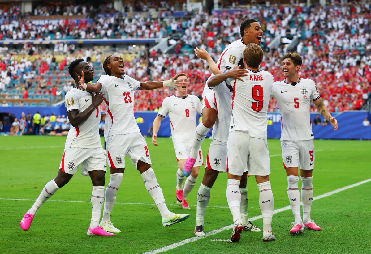BendeiraNewsQ8's tweet photo. منتخب #إنجلترا 🏴󠁧󠁢󠁥󠁮󠁧󠁿 يبلغ نصف نهائي #كأس_العالم 2026 بعد فوزه المثير 2 - 1 على #النرويج 🇳🇴 بعد التمديد

⬅️الوقت الأصلي للمباراة انتهى بالتعادل 1 - 1

⬅️ نجم ريال مدريد جود بيلينغهام سجل ثنائية إنجلترا ⚽️⚽️ https://t.co/gPJziOY9XR