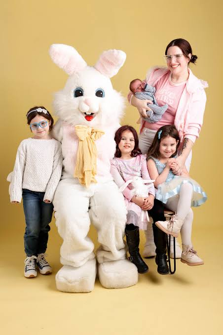 ChannelCBY's tweet photo. Do you think William tried to persuade his wife into letting him wear the Spring Bonnie suit in the family photos https://t.co/tXWYWqA3CX