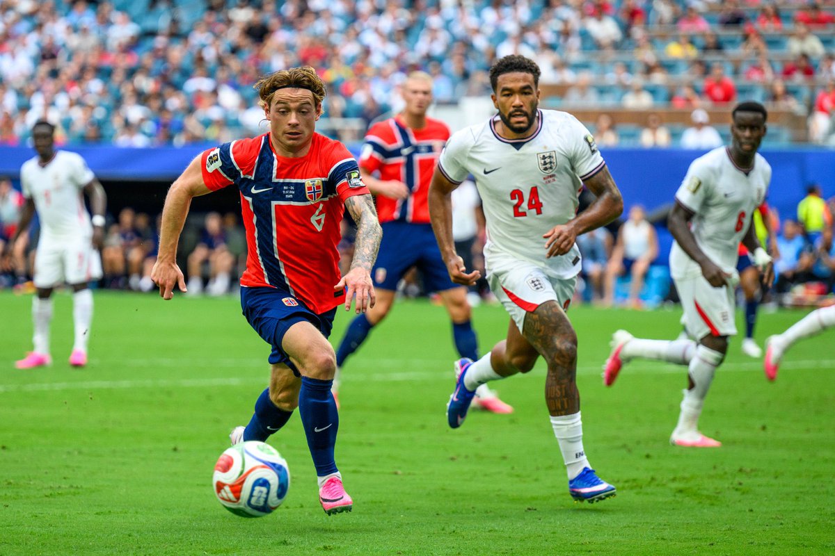 SivarNewsSV's tweet photo. 🔴 ¡SE ACABÓ LA REMADA Y EL SUEÑO VIKINGO! INGLATERRA ES SEMIFINALISTA DEL MUNDIAL

🏴 Inglaterra remontó el partido y derrotó 2-1 a Noruega tras el tiempo extra, asegurando su clasificación a las semifinales de la Copa del Mundo 2026.

⚽ Andreas Schjelderup adelantó a Noruega al minuto 36, pero Jude Bellingham se convirtió en la figura del encuentro al marcar un doblete, con goles al 45+2’ y 93’, para darle la victoria al conjunto inglés.