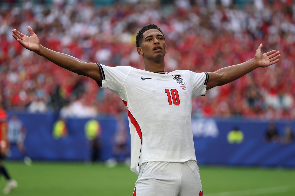 SivarNewsSV's tweet photo. 🔴 ¡SE ACABÓ LA REMADA Y EL SUEÑO VIKINGO! INGLATERRA ES SEMIFINALISTA DEL MUNDIAL

🏴 Inglaterra remontó el partido y derrotó 2-1 a Noruega tras el tiempo extra, asegurando su clasificación a las semifinales de la Copa del Mundo 2026.

⚽ Andreas Schjelderup adelantó a Noruega al minuto 36, pero Jude Bellingham se convirtió en la figura del encuentro al marcar un doblete, con goles al 45+2’ y 93’, para darle la victoria al conjunto inglés.