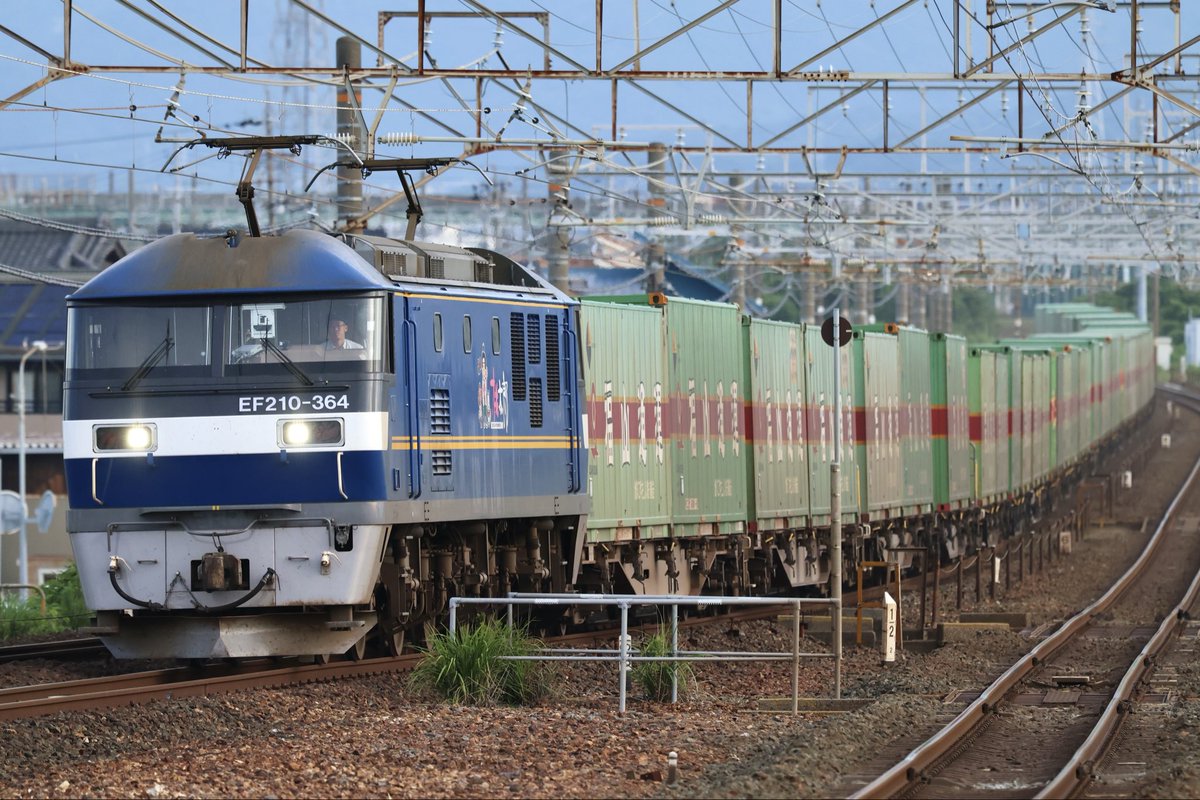 EF6477's tweet photo. 2026.7.12
54レ  EF210-364+コキ
8090レ  EF210-318+日鐵チキ9B(長万部)
5074レ  EF210-172+コキ (遅延 約+750分)
1060レ  EF210-104+コキ (遅延 約+60分)
日鐵チキにロンキヤが走ると朝の下地駅にも多数の同業者が集まりましたがこちらのお目当ては1060レ。ただ1060レのスジで大幅遅延の5074レが通過し1060レは1時間近く遅れての通過に。