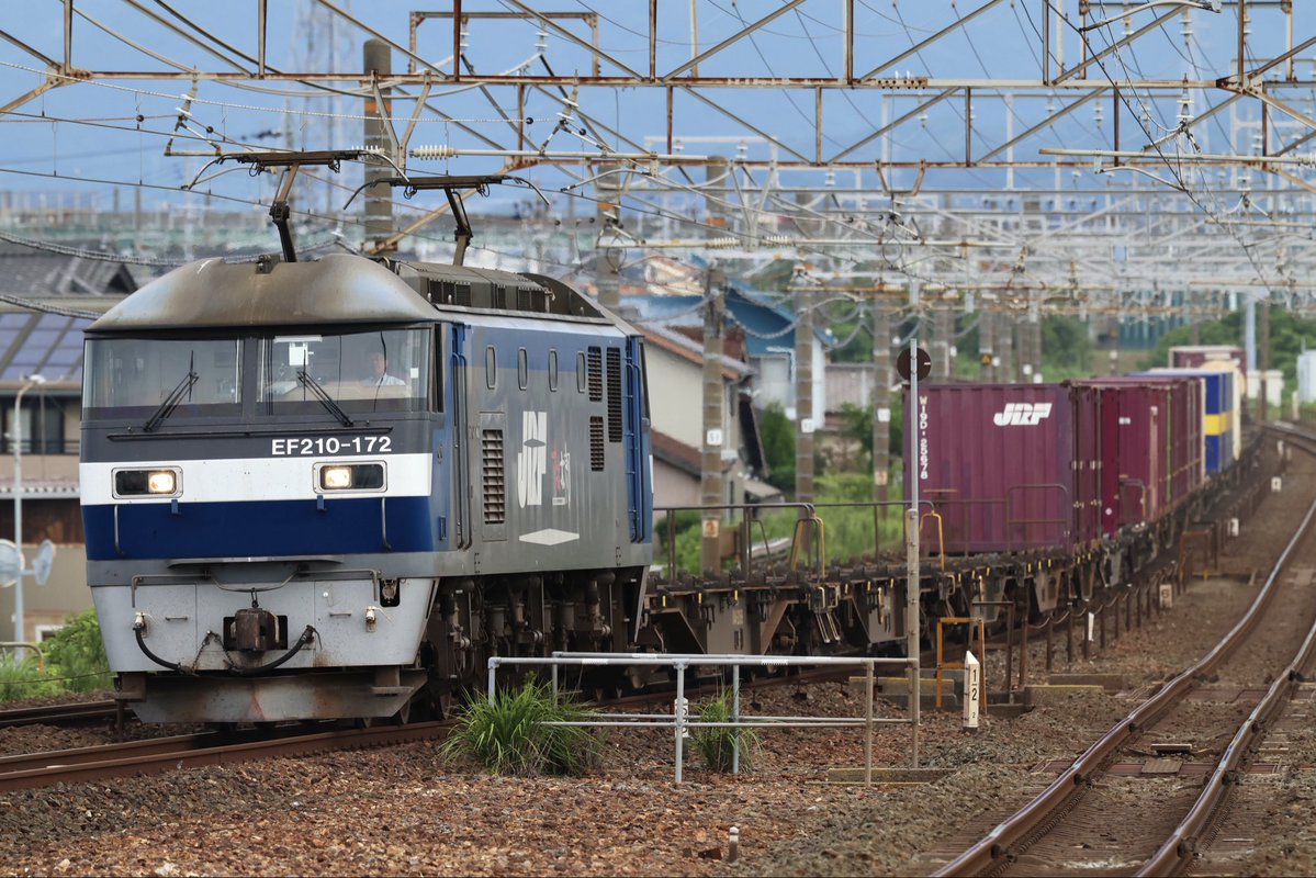 EF6477's tweet photo. 2026.7.12
54レ  EF210-364+コキ
8090レ  EF210-318+日鐵チキ9B(長万部)
5074レ  EF210-172+コキ (遅延 約+750分)
1060レ  EF210-104+コキ (遅延 約+60分)
日鐵チキにロンキヤが走ると朝の下地駅にも多数の同業者が集まりましたがこちらのお目当ては1060レ。ただ1060レのスジで大幅遅延の5074レが通過し1060レは1時間近く遅れての通過に。