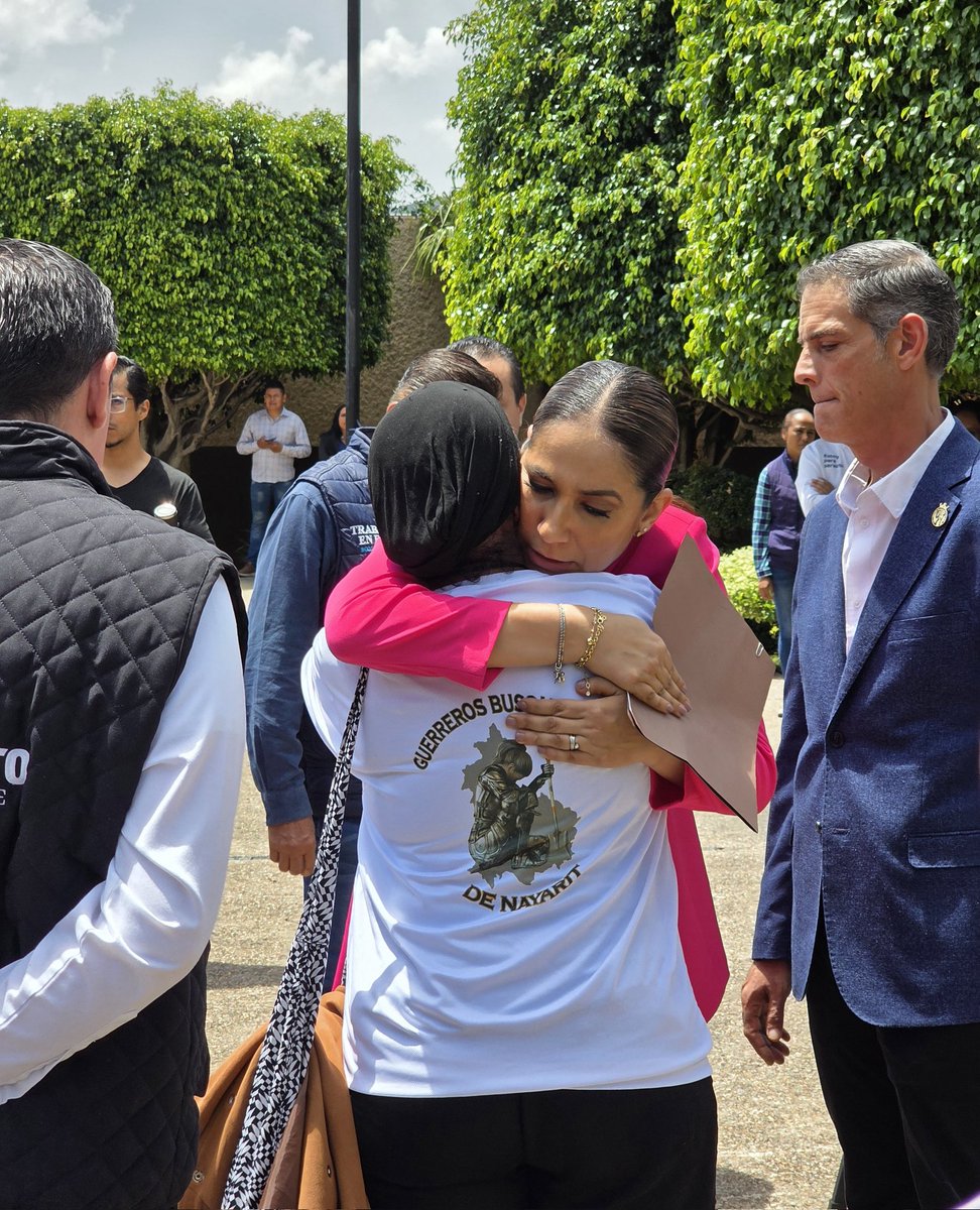 fjjuarezl's tweet photo. Somos un gobierno humano, cercano y comprometido con las causas de las víctimas.

Junto con la gobernadora @LibiaDennise recibimos a familias buscadoras en la 8.ª Reunión Nacional de Búsqueda de la Unión y de la Red Nacional de Búsqueda de Personas de la RIAPD. https://t.co/XUi5gq4a2I