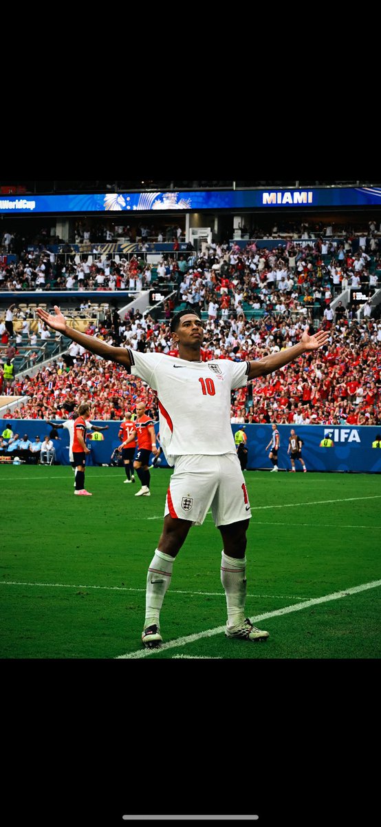 PapenRm's tweet photo. Alucinando con este jugador, que personalidad, que carácter, que manera de cargarse una selección a la espalda con 23 palos, exhibición de futbol total, no busquen comparaciones, porque no las hay. Ole tú https://t.co/0ckRxfPnZT