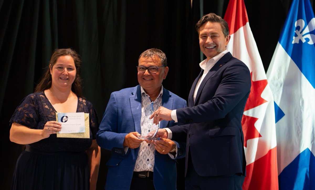 PierrePoilievre's tweet photo. 20 ans de @JacquesGoudeMP en tant que député, ça se fête en grand!

J'ai eu le plaisir de participer à l'événement Héritage Bleu, qui a permis à la grande famille conservatrice québécoise de se réunir et d'honorer la carrière de Jacques. 

Félicitations, mon ami! https://t.co/whGbdED3bV