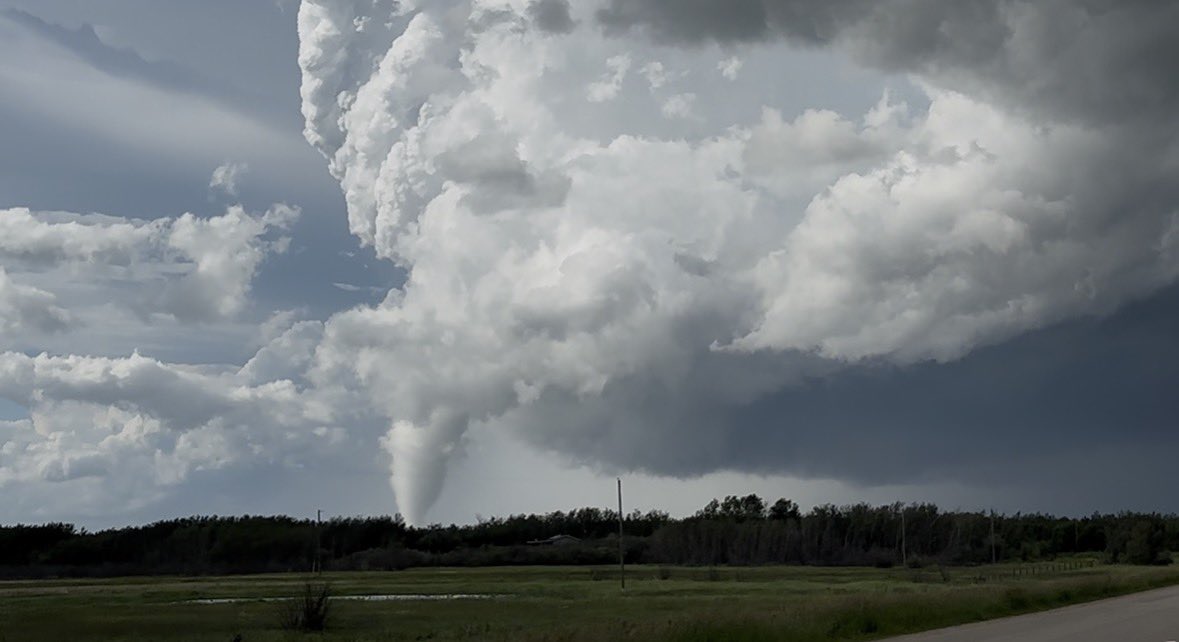 JayLesykWX's tweet photo. Just had a long-lived intense tornado near Onion Lake, SK #skstorm https://t.co/p66rvOf8Zk