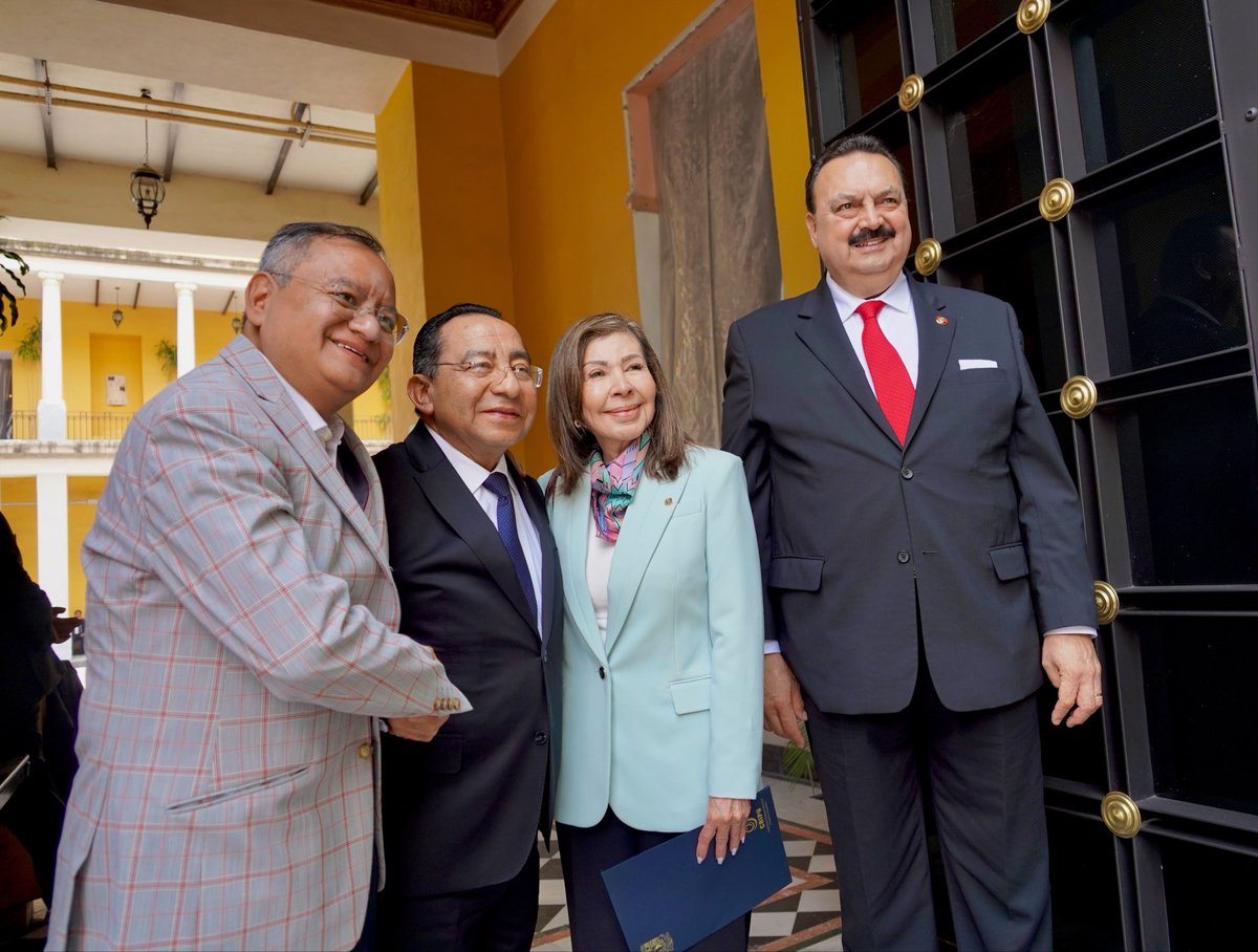 MagRafaelGuerra's tweet photo. Un gusto compartir esta conmemoración con colegas, amigas y amigos de la comunidad jurídica, así como con la directora de @DerechoUNAMmx, @sovnegas. Estos espacios fortalecen el diálogo y el intercambio de experiencias para una mejor impartición de justicia. https://t.co/VLYrNgfeGX