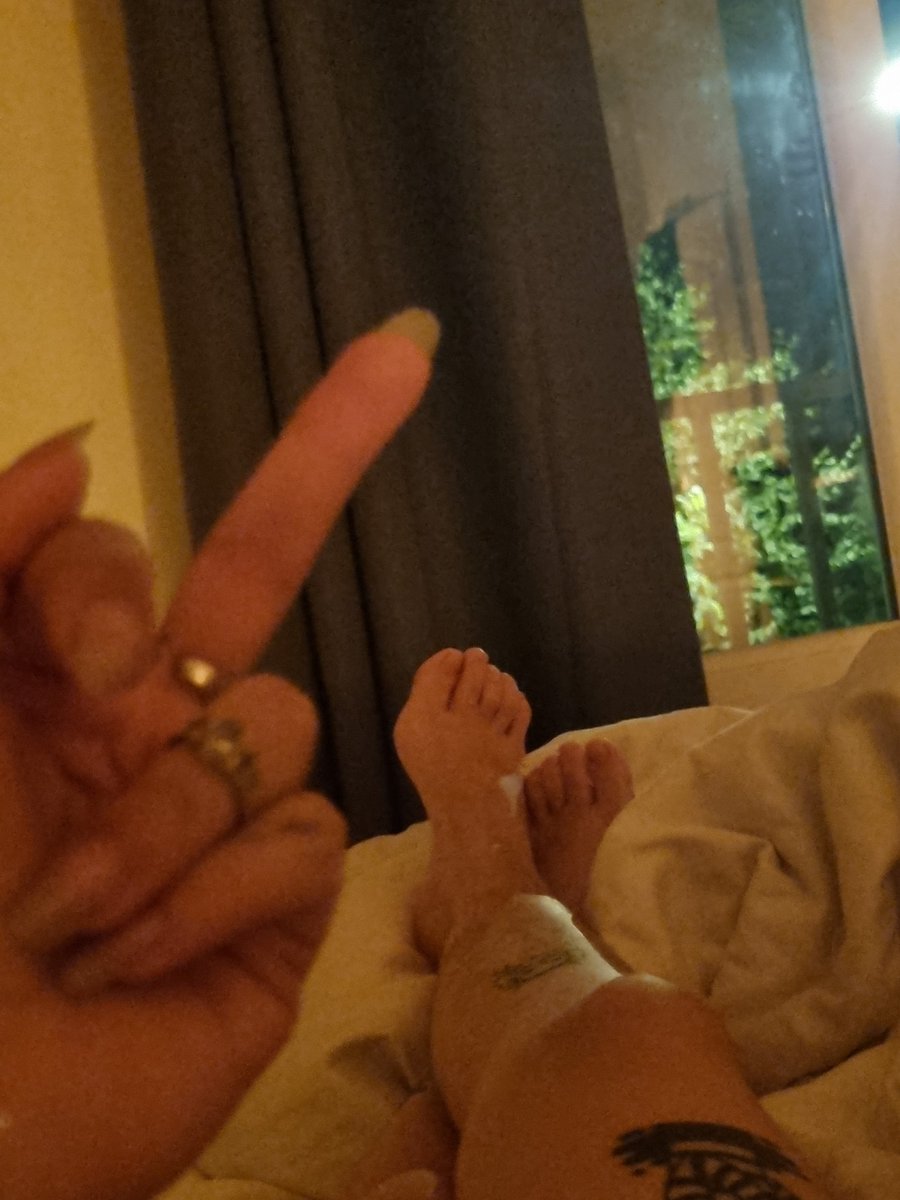 dfmpidwbv's tweet photo. les pieds bien au frais pendant que les soumis raquent comme des chiennes 😋
#moneyslaves #findom #cashmeet #soumis https://t.co/ZLVPT8twPi