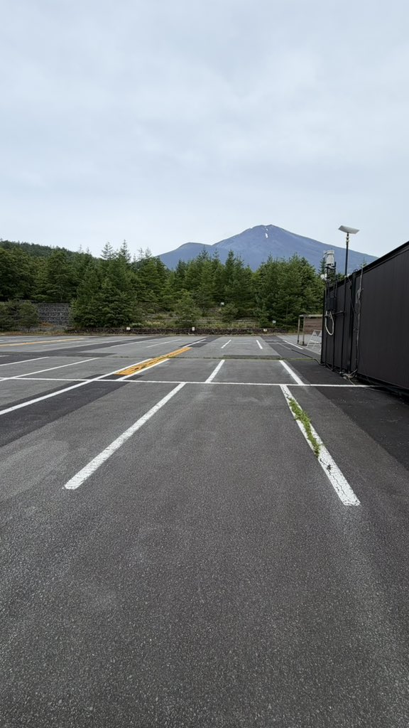 Trail_Station's tweet photo. 7/12(日)現在
富士山御殿場口新五合目
天気 くもり
気温 23℃
湿度 60%

第一駐車場、こんなに空いているのになぜ車を停められないかと質問ありますが、バスの停車場所の他、緊急車両の対応場所、緊急時ヘリコプターが降りる可能性もあるため大きくあけています🙌🏽ご理解と協力をお願いします！ https://t.co/6ANcXuFkJg