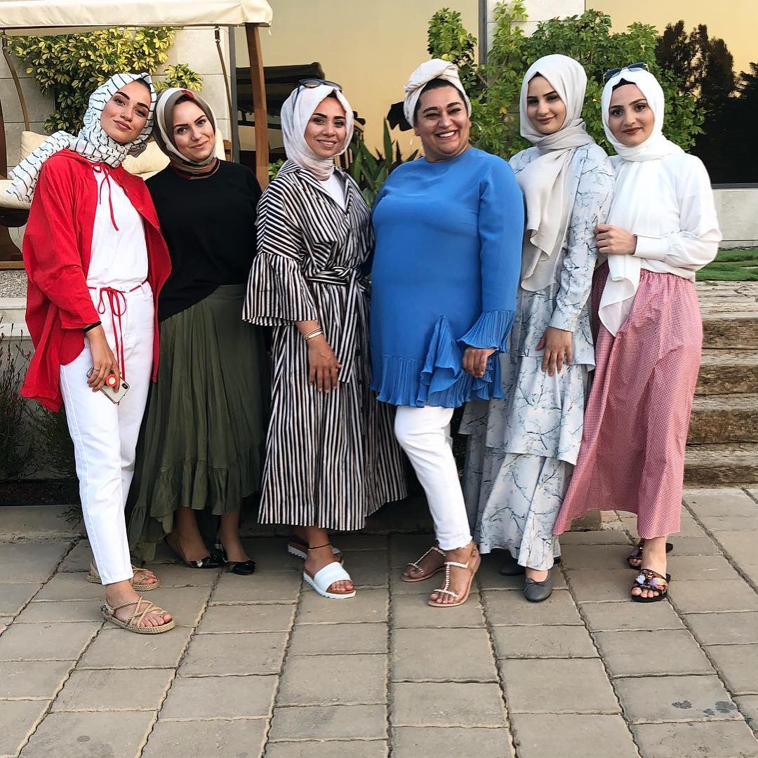 BYLD41's tweet photo. Evetttt geçmiş olsun  sizi unutmadım..Tesettür fenomenleri siz cemaat gibi örgütleşmişsiniz..bu resim 2018 yılına ait ve zeruj sen babadan gelen zenginlik var yoksa senin babanın malını mülkünü çıkar sen 5 parasızsın..yanındaki yaverlerin festivallere araba bulamıyorlardı yalvar yakar gidebiliyordu. Sizlerde projesiniz..