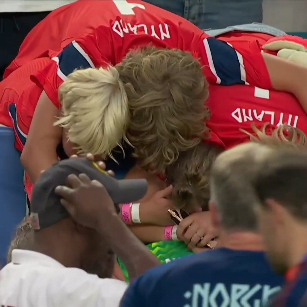 GoalsXtra's tweet photo. His family is consoling Nyland, Norway's successful goalkeeper. 💔 https://t.co/TLEyl5McH1