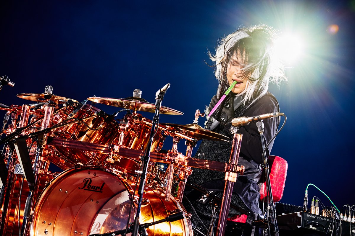 LUNASEAOFFICIAL's tweet photo. 🌕「真矢メモリアルフォトブース」実施
━━━━━━━━
全国ツアーの開催にあたり、各地のファンの皆様と共に真矢を偲び、感謝をお伝えする場として、
各会場に「真矢メモリアルフォトブース」を設置いたします。
フォトブースには、真矢への想いを書き綴っていただけるメッセージノートもご用意しております。

⏰神奈川･横浜公演 
7月12日(日) 14:00〜開演時間まで

さらに、ファンの皆様より「直接メッセージを届けたい」というお声を受け、
会場にて真矢へ手向けるお花とポストカードをセットにした「Eternal MeLoDy セット」をご用意しております。
皆様のお気持ちをお届けいただけますと幸いです。

※お客様ご自身によるお花のお持ち込みはご遠慮ください。

🔽詳細はこちら
https://t.co/r6v1DkTx9I

#LUNASEA
#真矢