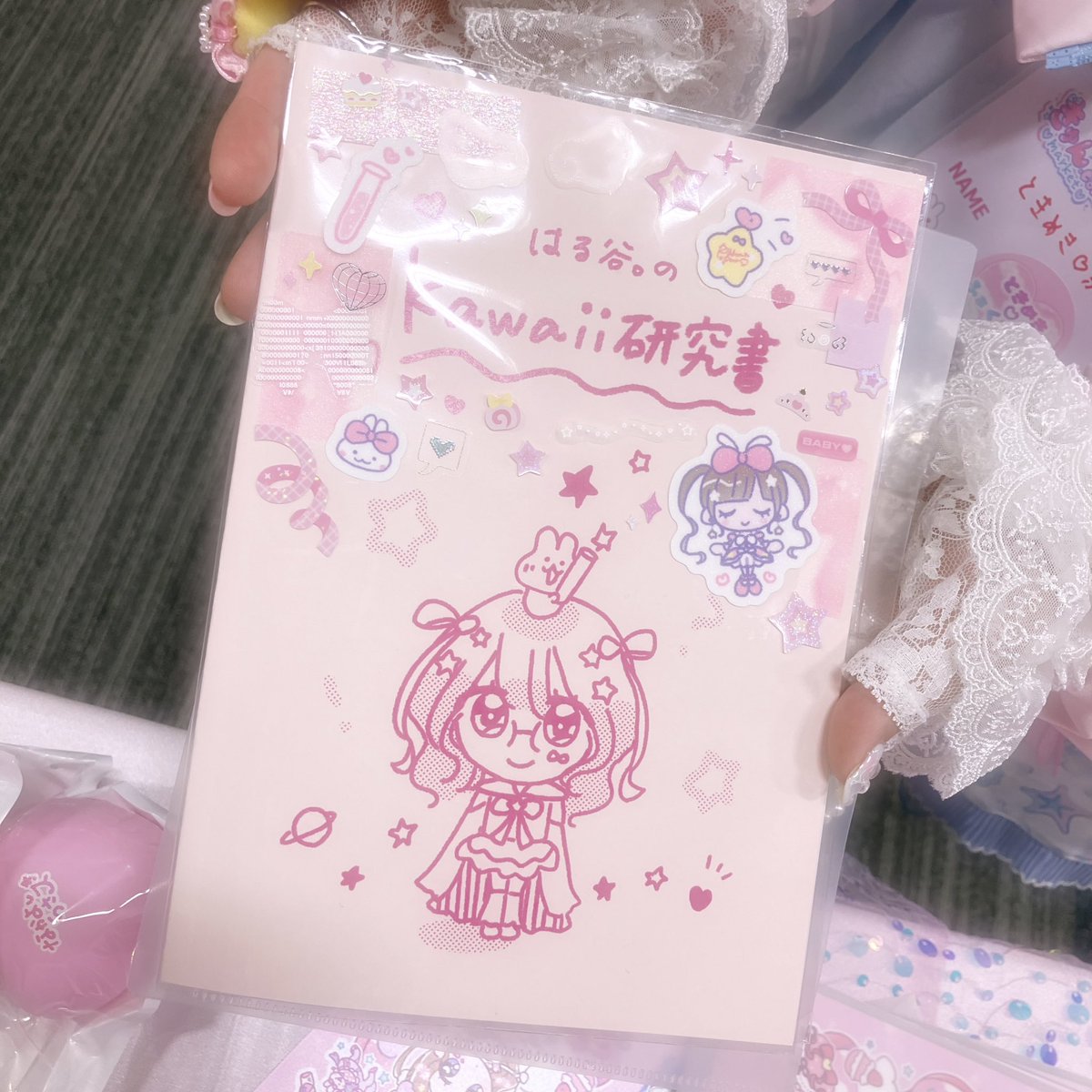 harutaniman's tweet photo. kawaii研究書をかわいくデコったよって
見せてもらったり、
かわいいコーデに似顔絵つけてもらったり、
とても嬉しかったです、ありがとう😭❣️

似顔絵オーダーも感謝です！✨
kawaiiの連鎖が生まれてとても幸せです。
#きゅんこむ https://t.co/tehI3CUvN2
