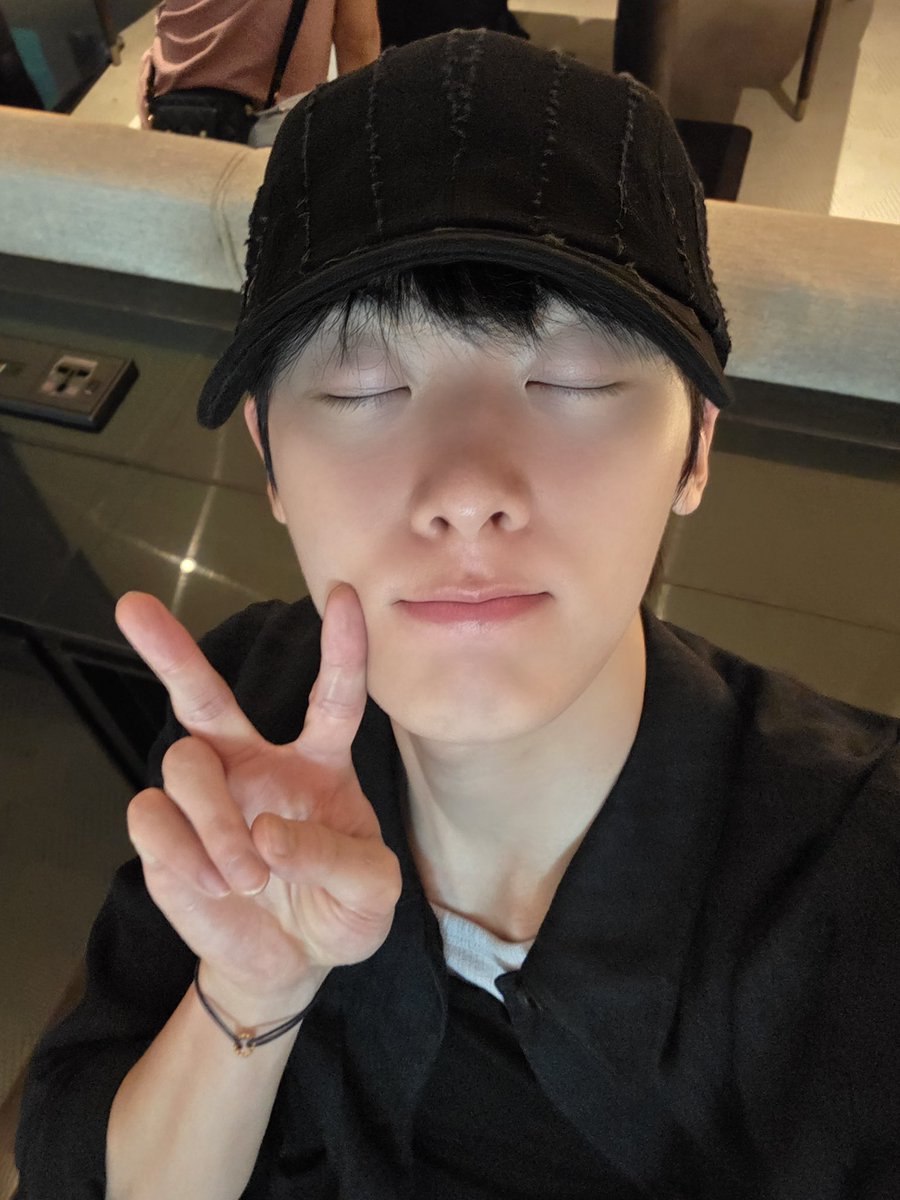 ar0hahwaiting01's tweet photo. thanks sanha!! have a safe flight! https://t.co/JTsRkEgdhF