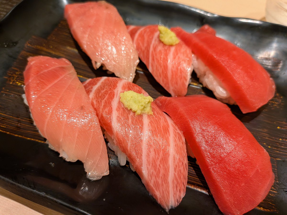 yuiro2727's tweet photo. 数日前の結婚1周年
晩ごはんは去年と同じく長次郎。好きすぎる〜✨🍣 https://t.co/wQSfvWjONA