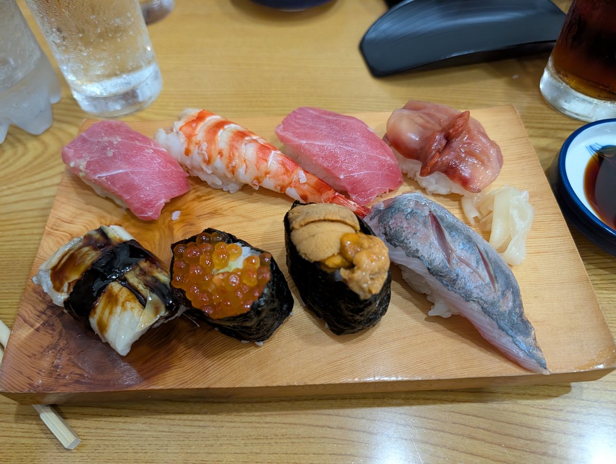 giwoka's tweet photo. 昨日松戸で食べたお寿司と鯨のお刺身

最近の気付きは、おじいちゃんが長いことやってるお店で、どうしても提供が遅くなってるタイプの寿司屋は美味しいこと多い https://t.co/K9qjjne0Hh