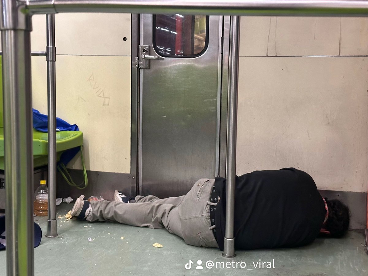 MetroViralMx's tweet photo. #ULTIMAHORA 

Las personas en estado de intoxicación dentro de las Instalaciones del Metro Ciudad de México 🇲🇽 se ha vuelto muy común y eso es peligroso‼️⚠️

El #MetroCDMX se ha convertido en una madriguera para personas con adicciones, por la falta de vigilancia en torniquetes❌🚨