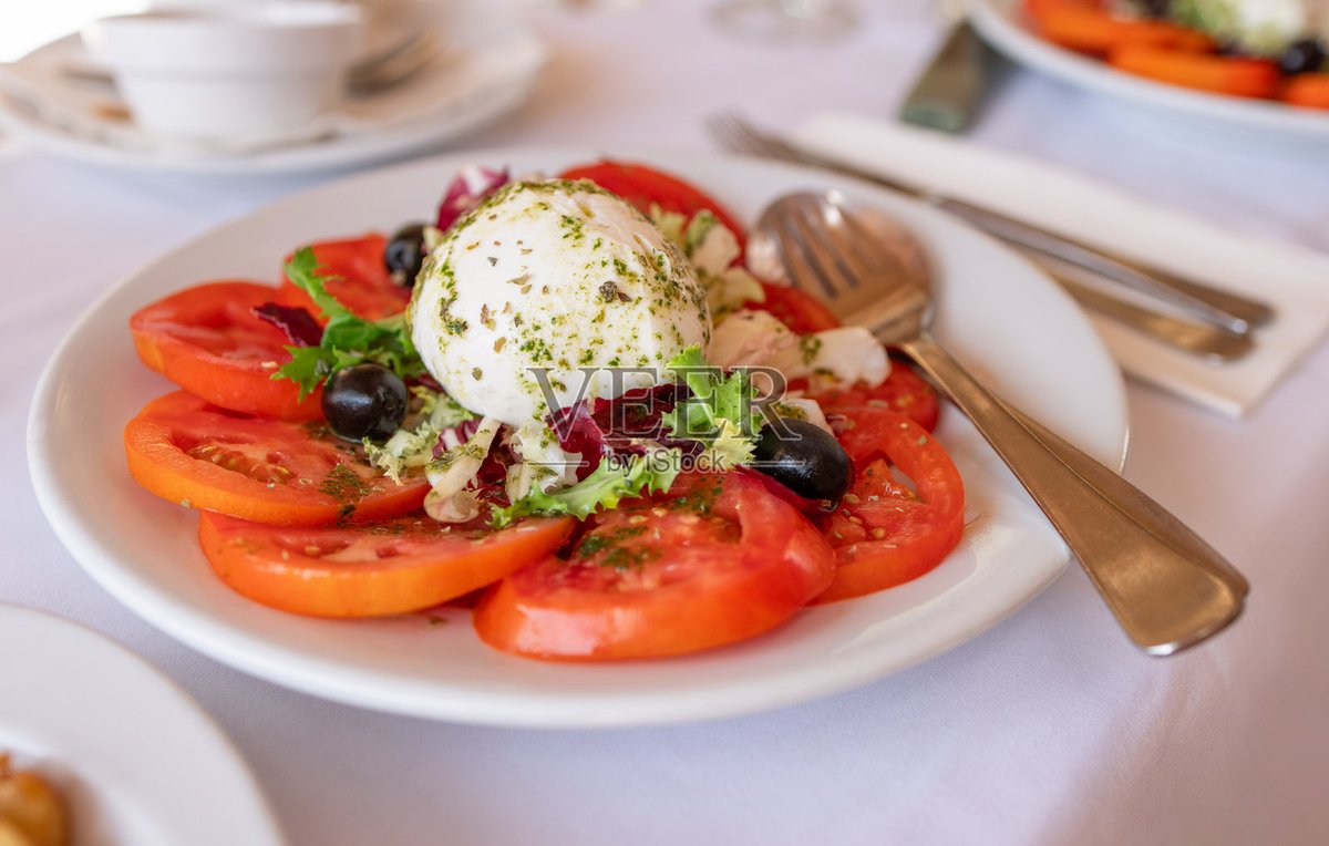 huebscherx's tweet photo. Stock up fresh basil, ripe tomatoes u0026 creamy mozzarella for tonight’s easy caprese salad! No fancy ingredients needed—just grab these staples on your next run. https://t.co/emLlNHe6EM
