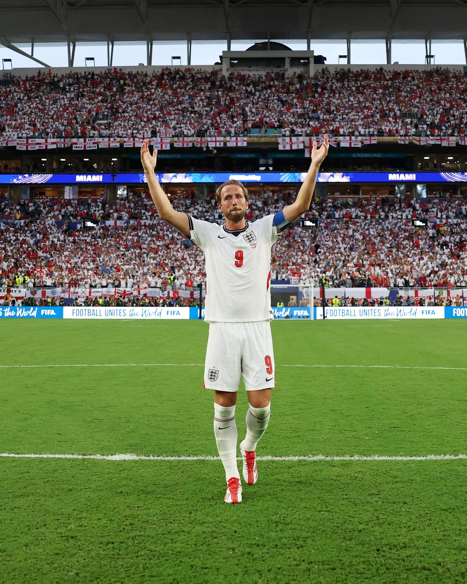 FCBayern's tweet photo. 𝐊𝐢𝐧𝐠 𝐊𝐚𝐧𝐞 👑 https://t.co/yGKMkAqwLN