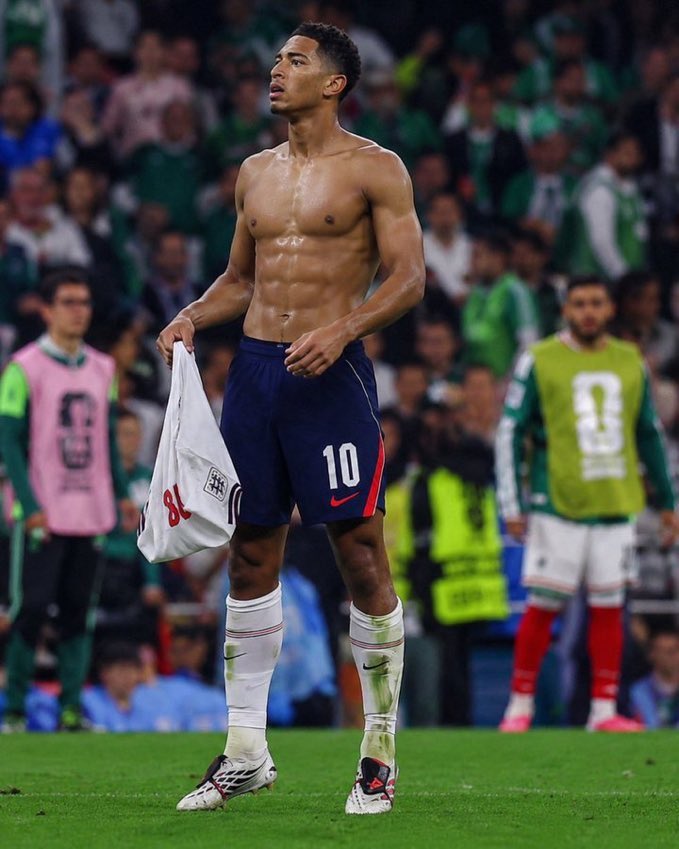 Micky_right's tweet photo. Jude always finding excuses to be half naked 😩😩Good game though 🫱🏽‍🫲🏾🔥😩 https://t.co/fj3MnXic6q