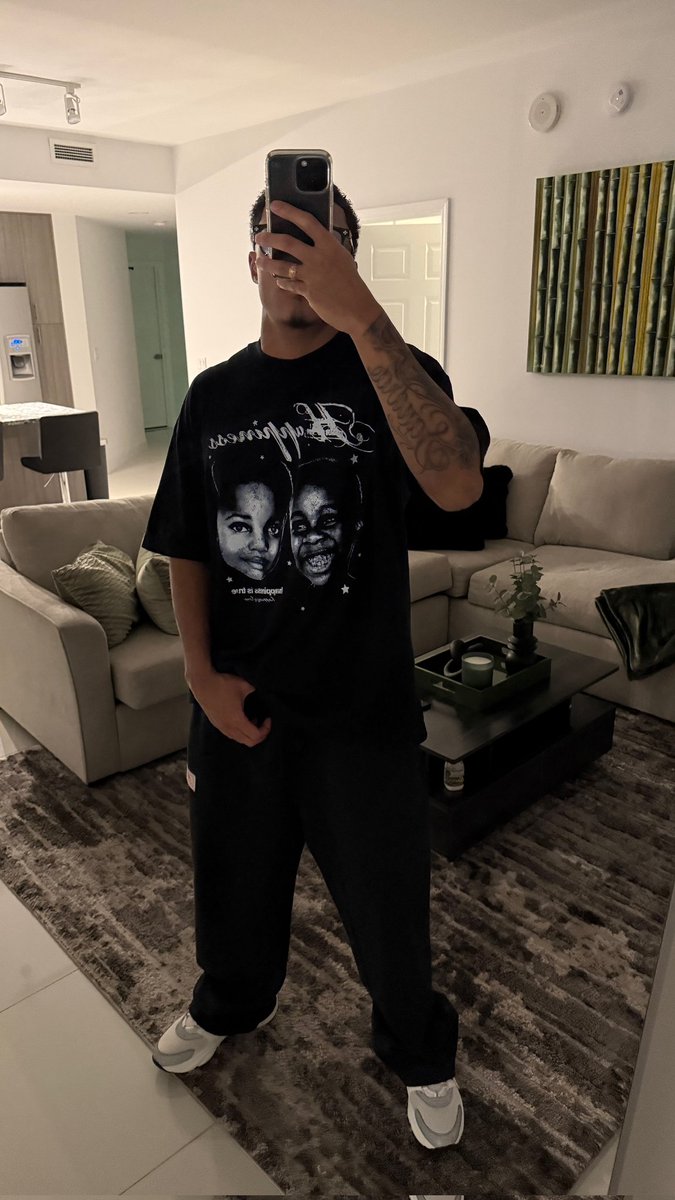 TheoCordeien's tweet photo. all black https://t.co/AJ8lrYmEvL